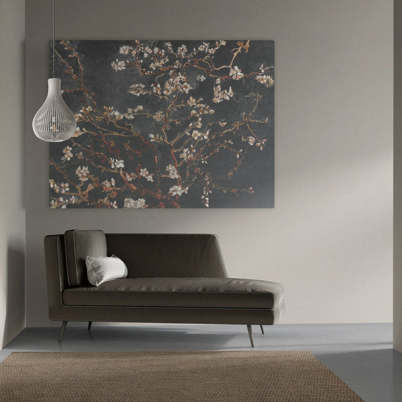 Het amandelbloesem bij herfst is gemaakt van canvas, dit canvasdoek van katoen is verwerkt tot een uniek canvasschilderij. Een canvas bestellen zoals dit kunstwerk is eenvoudig. Het canvas schilderij hangt hier boven een bank. 