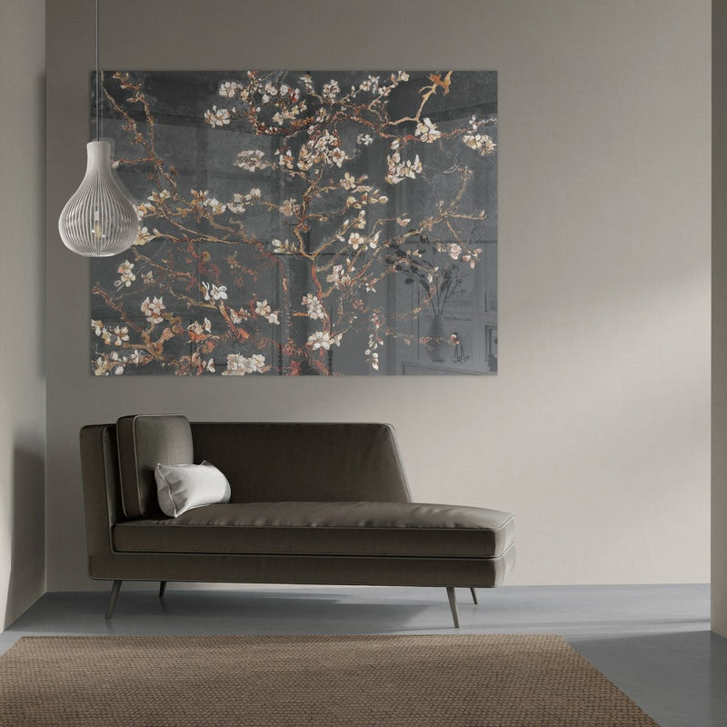 Hier hangt het amandelbloesem op plexiglas schilderij boven een stoffen bank in een japandi stijl interieur. Het meesterwerk van Vincent van gogh is volledig aangepast waardoor er een uniek schilderij is ontstaan.