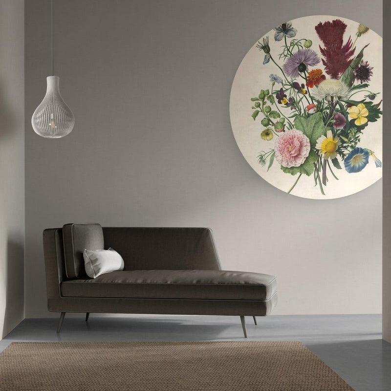 Het ronde bloemen schilderij met daarop het schitterende boeket met bloemen hangt hier in een moderne woonstijl.
