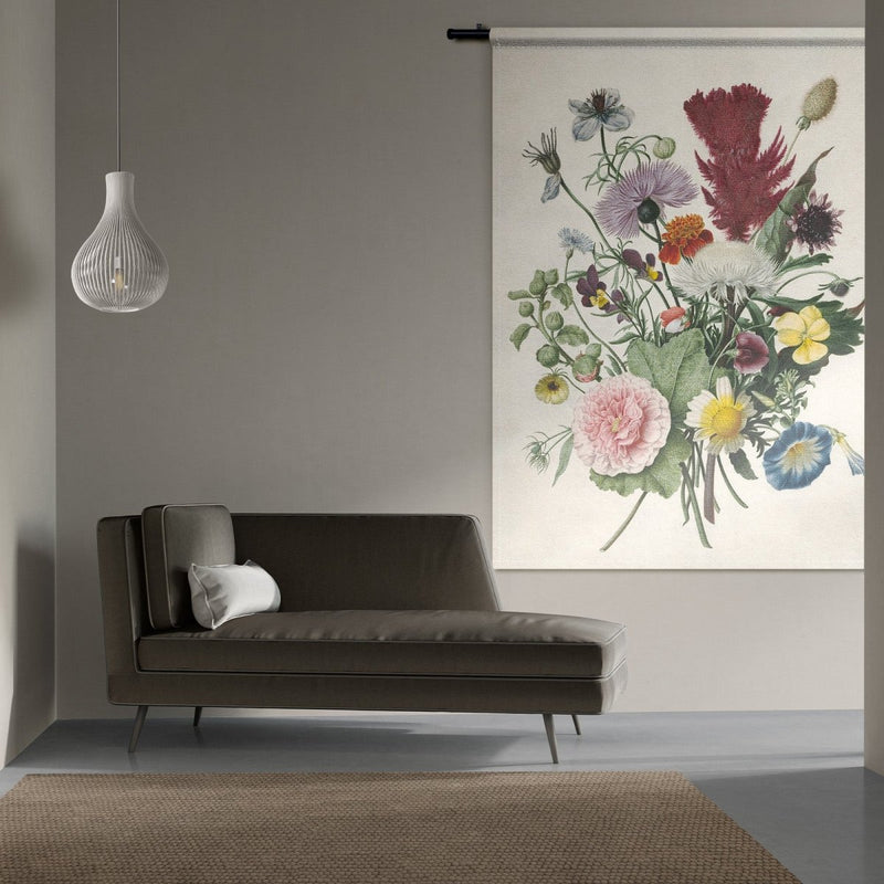 Dit wandkleed met bloemen zorgt voor leven en kleur in de woonkamer. Het werk is een aanvulling voor iedereen die meer kleuren in zijn interieur wil aanbrengen. 