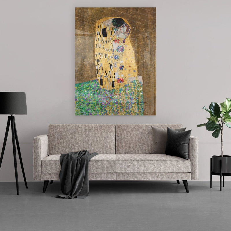 De kus van de Oostenrijkse kunstschilder, Gustav Klimt op plexiglas, ook wel acrylglas genoemd. De reproductie van deze Gustav stel je zelf samen. Jij kiest het formaat van jouw eigen Klimt schilderij, maar bepaalt ook het materiaal en het ophangsysteem. Hier zie je de kus van Klimt afgebeeld op glas boven een bank. 