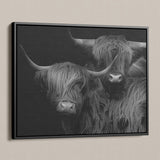 Hooglander schilderij in zwart wit met verhoogd contrast, ook wel Highland couple op canvas genoemd. Deze wanddecoratie van een Schotse hooglander paar word gedruk op canvas met lijst.