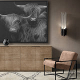 Het canvas met lijst boven een dressoir, dat is wat je op de foto ziet. Het unieke schilderij, gemaakt door Kontoer is gemaakt van canvas en omlijst met een zwarte houten baklijst. Het hangt hier boven een lage kast tegen een donkere muur