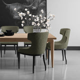 De wanddecoratie eetkamer of keuken zoals dit canvas met lijst, of canvas baklijst in zwart wit betreft een ingelijst schilderij van Schotse hooglanders. De zwarte lijst maakt het helemaal af. Je ziet het schilderij hangen in een landelijk interieur