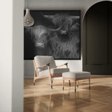 Baklijst om het canvas waardoor je hier een ingelijst schilderij ziet van Schotse hooglanders in zwart wit. Het canvas met lijst geeft de wanddecoratie een chique uitstraling. Deze canvassen vallen onder unieke wanddecoratie en hangt hier in de woonkamer