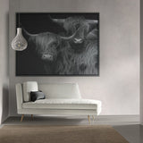 Ook in een modern interieur staat deze Highland couple, het Schotse hooglander schilderij zwart wit met lijst prachtig. De zwarte baklijst om het canvas geeft een afgewerkt geheel. Hier hangt de wanddecoratie boven een witte bank