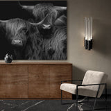 Een iets andere setting en interieurstijl, maar dit Schotse hooglander schilderij komt net zo mooi tot zijn recht. De stier legt zijn kop liefdevol op de rug van de vrouwtjes koe. Twee prachtige Schotse hooglanders op aluminium dibond