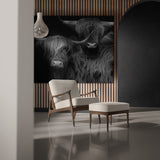 Het unieke schilderij van de Highland couple hangt hier aan een muur in een woonkamer. Het maatwerk schilderij op dibond valt onder unieke schilderijen, Twee indrukwekkende Schotse hooglanders aan de muur in zwart wit