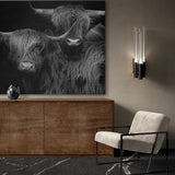 De Highland couple valt onder maatwerk wanddecoratie en is hier, zoals te zien op de foto, gemaakt van geborsteld aluminium. Stoere schilderijen als dit hangen erg mooi in een industrieel interieur. Hier hangt het boven een dressoir