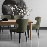 Een Schotse hooglander muurcirkel in de eetkamer, dat is wat je op deze foto ziet. Twee prachtige hoefdieren, ook wel koeien, een stier en een koe, poseren op dit unieke ontwerp. De wandcirkel highlander is zwart wit van kleur.