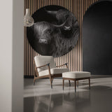 Muurcirkel schotse hooglander aan een muur gehangen met het muurcirkel ophangsysteem van Kontoer design. De ronde wanddecoratie toont een zwart wit design van twee Hooglanders, ook wel Highlanders genoemd. De cirkel is van dibond.