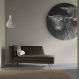 Hier hangt de wandcirkel schotse hooglander met naam Highland couple naast een bank in een modern interieur. De zwart wit muurcirkel is hier gemaakt van aluminium dibond en komt inclusief muurcirkel ophangplaat.
