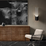 Het plexiglas schilderij van deze Schotse hooglanders in zwart wit kleurstelling hangt hier boven het dressoir. De muurdecoratie van deze prachtige koeien toont een uniek zwart wit schilderij en valt onder maatwerk wanddecoratie