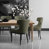 Plexiglas wanddecoratie in de eetkamer boven de dinertafel. Het plexiglas schilderij toont twee Schotse hooglanders in zwart wit en is écht maatwerk kunst voor aan de muur. Het hangt in deze setting tegen een witte gestucte muur