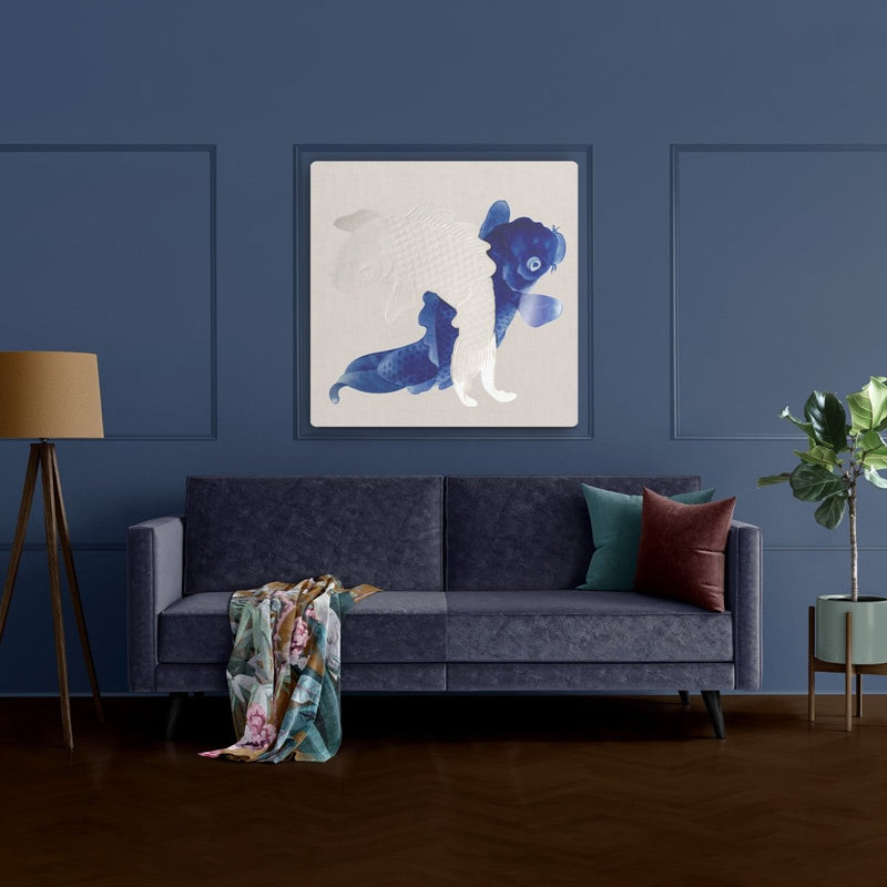 Hier zie je het canvas schilderij in het vierkant met daarop een delfts blauwe karper afkomstig van delfts blauwe bordjes uit japan
