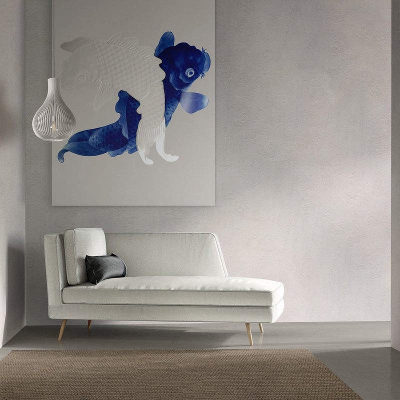 Het mooiste karper schilderij van Nederland op aluminium dibond in de kleuren wit en delfts blauw. Je ziet de wanddecoratie hier in grootformaat boven een bank hangen in een Japandi interieur