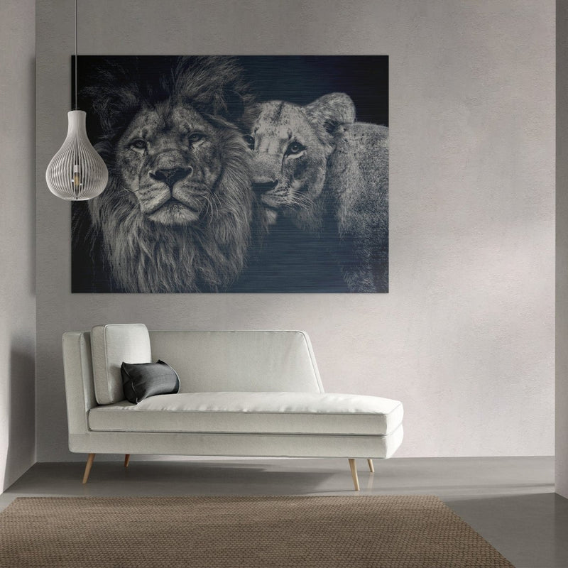 Lion couple op geborsteld aluminium leeuwen schilderij in een luxe interieur