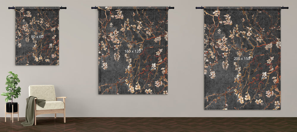 Op deze afbeelding zie je de verschillende formaten van het wandkleed amandelbloesem.  Dit muurkleed van het amandelbloesem is gecustomized, er is een herfstversie bij nacht van gemaakt. Dit unieke wandtapijt is exclusief verkrijgbaar bij Kontoer. 