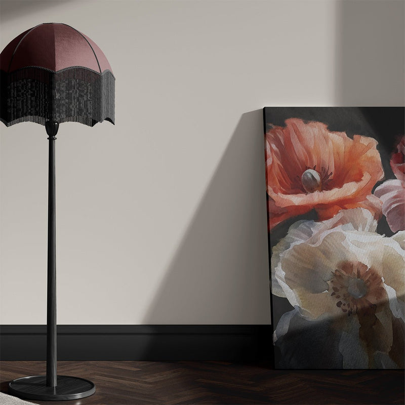 Het klaproos schilderij van canvas staat hier op de grond tegen een witte muur. Het werk aan de muur hangen kan natuurlijk ook. De rozen zijn vrolijk en brengen kleur aan in het interieur. 