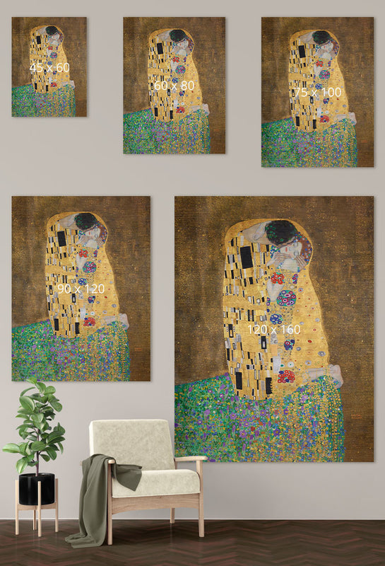 Bekijk hier het formaat van het Kus schilderij van Gustav Klimt in perspectief. We hebben het werk naast een stoel geplaatst zodat je kunt zien hoe groot het kunstwerk is.