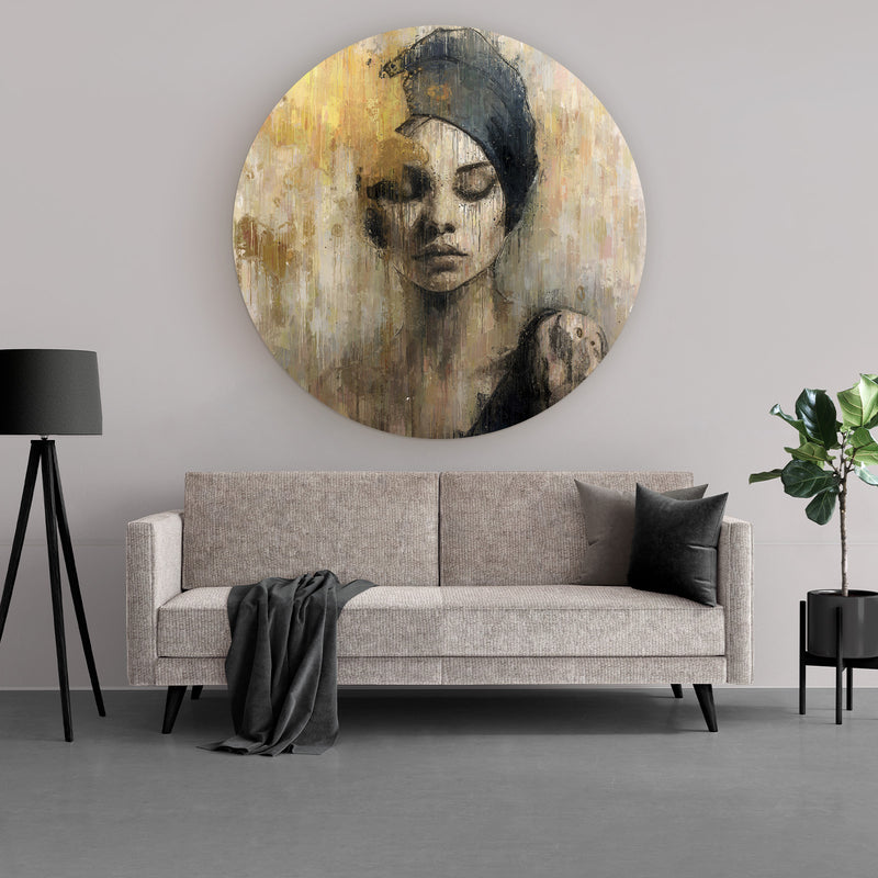 Een rond schilderij zoals een muurcirkel past in elk interieur. Een groot schilderij met een vrouwen gezicht voert samen met een rond schilderij met bloemen de boventoon.