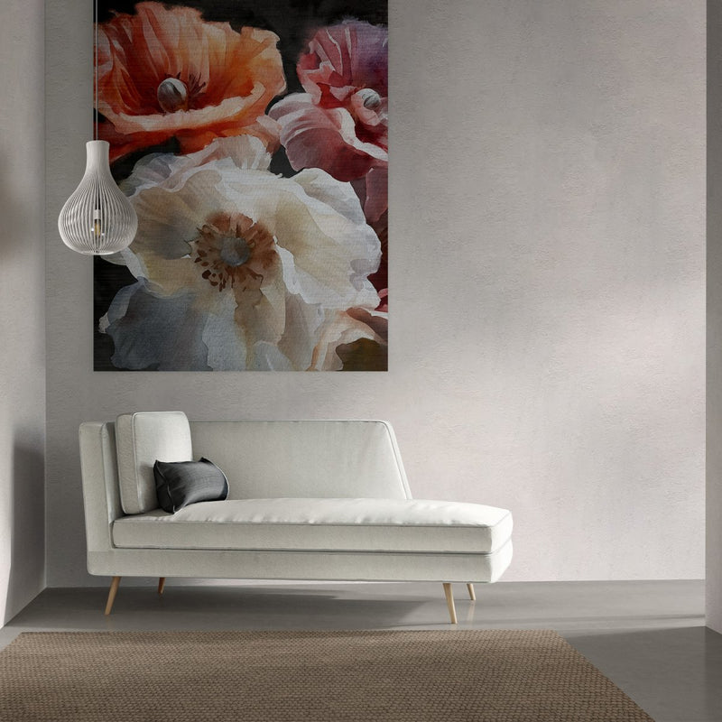 Moderne kunst op geborsteld aluminium – klaprozen in rood, wit en oranje met een industrieel metallic effect