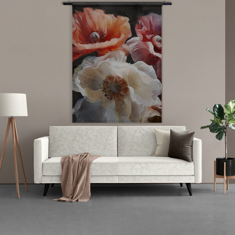 Uniek wandkleed met bloemen – klaprozen in rood, wit en oranje badend in maanlicht, gedrukt op zachte stof