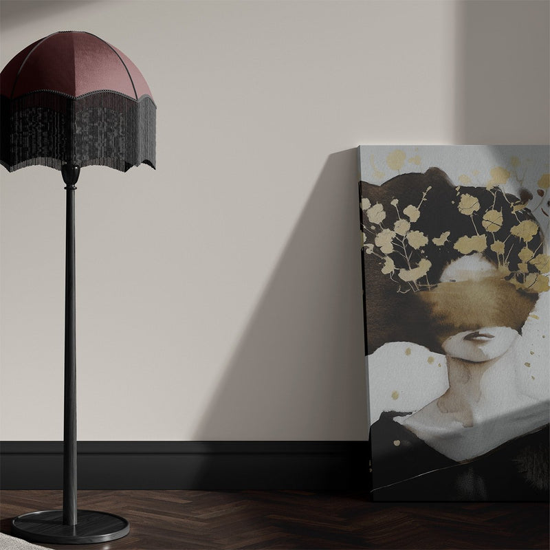 Het schilderij met bladgoud hangt hier niet aan de muur, maar staat op de grond. Het is een nonchalante manier van decoreren, maar kan wel erg mooi zijn. 