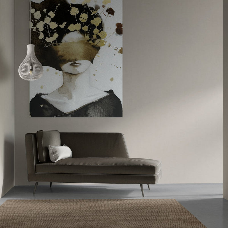 Waterverf schilderij op dibond met een dramatische compositie: een vrouw met een gouden blinddoek tegen een abstracte achtergrond