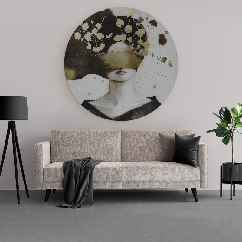 Wandcirkel, erg groot boven de bank in goud, zwart, wit en rood bordeaux detail. De muurcirkel is hip, origineel en exclusief verkrijgbaar bij Kontoer design.