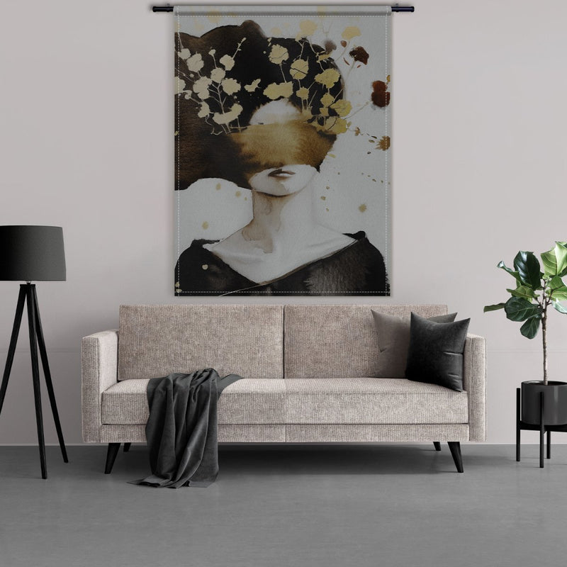 Wandkleed ‘Secrets’, portret van geblinddoekte vrouw met gouden sluier, uniek mixed-media ontwerp