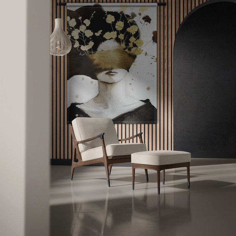 Wandkleed in groot formaat met hoge verhouding van Secrets by Kontoer design. Het kleed toont een vrouw met gouden sluier en zwart witte kleding. 