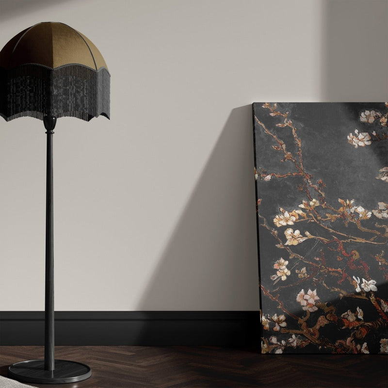 Onze canvas schilderijen neerzetten kan natuurlijk ook en zie je in deze foto. Het canvas staat tegen een muur in de woonkamer op de grond. Het amandelbloesem van Vincent van gogh leent zicht uitstekend als exclusieve wanddecoratie.