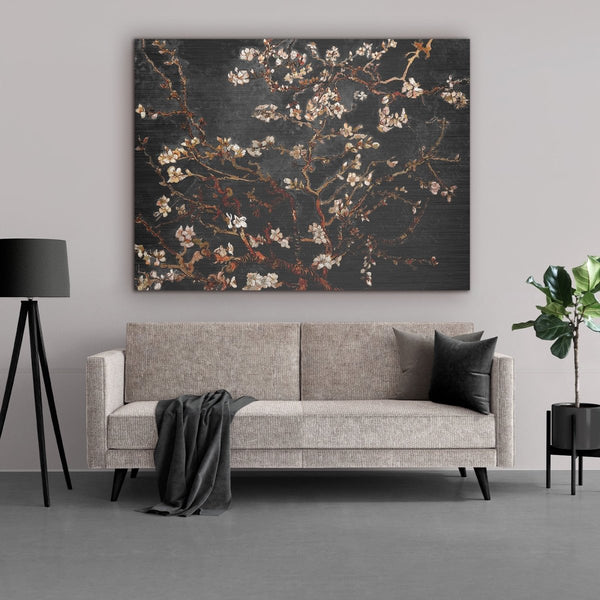 Wanddecoratie industrieel boven de bank van de stoere wanddecoratie met daarop het amandelbloesem bij herfst op geborsteld aluminium. Hier hangt de muurdecoratie van oude meester vincent van gogh amandelbloesem in de woonkamer. 