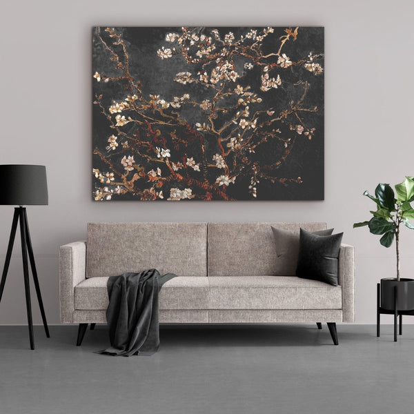 Uniek meesterwerk dibond schilderij van het maatwerk muurdecoratie amandelbloesem van gogh als print op dibond. Dit kunstwerk op alu dibond print hangt hier boven de bank in de woonkamer als wanddecoratie tegen een licht muur. 