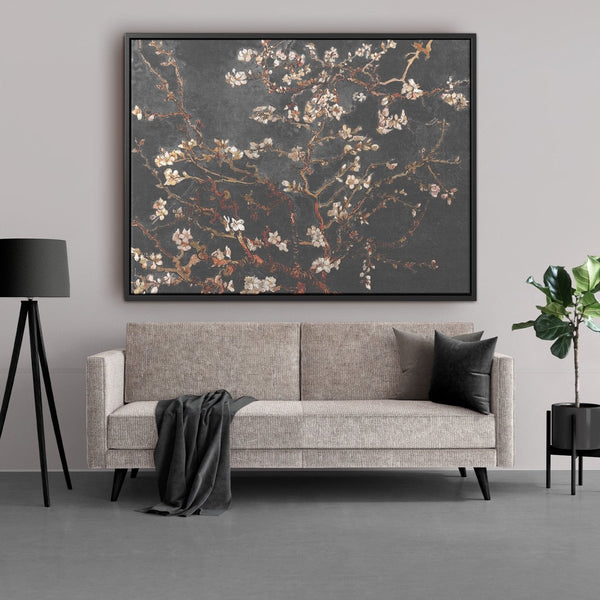 Je ziet hier het amandelbloesem bij herfst op canvas met lijst boven een bank hangen. Het canvas schilderij is gemaakt door Vincent van gogh, maar volledig aangepast door Kontoer design. Wil je een uniek canvas kopen, overweeg dan deze oude meester. 