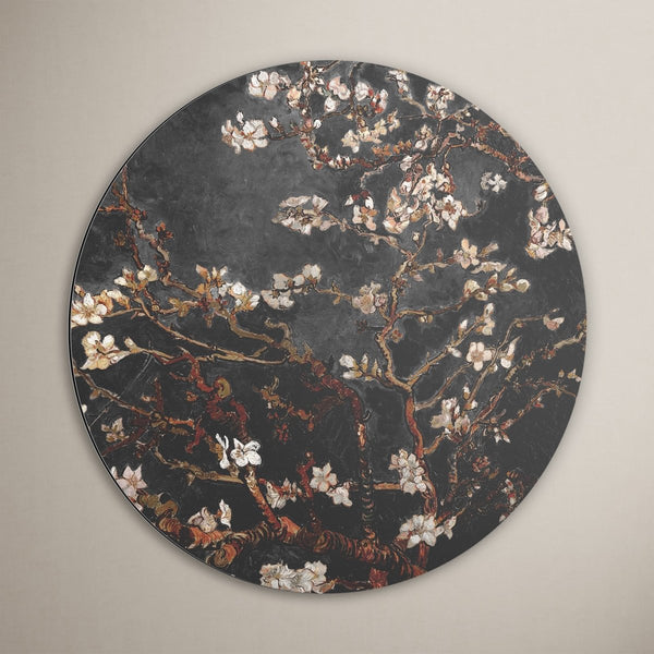 Unieke muurcirkel van aluminium dibond met daarop het amandelbloesem van Vincent van Gogh. De wandcirkel is gemaakt van aluminium dibond en 3mm dik. Het schilderij is een aangepaste versie en heet Amandelbloesem bij herfst. 