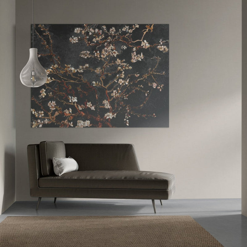 De print op dibond, ook wel alu dibond print van het amandelbloesem bij herfst boven een bank in een woonkamer met japandi stijl. Dit unieke schilderij, het Amandelbloesem schilderij, is gemaakt door de beeldmakers van Kontoer design en een waar meesterwerk.