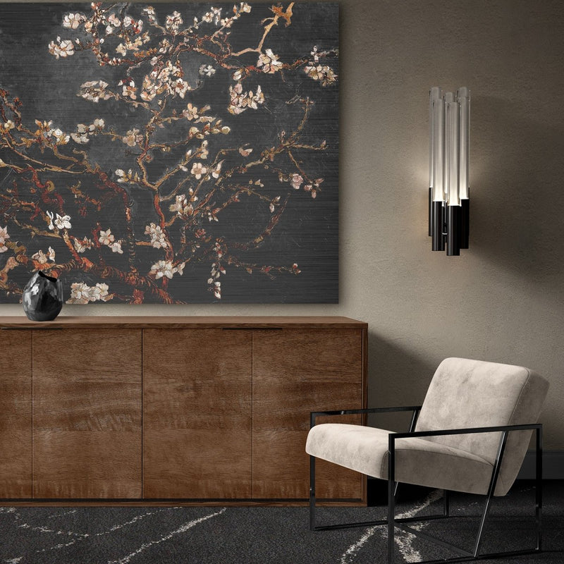 Hotel chique interieur en toch stoer; dat zie je op deze foto. Een stoere print op geborsteld aluminium staat prachtig in dit chique interieur. Deze amandelbloesem bij herfst hangt hier boven een dressoir. Dit amandelbloesem schilderij is maatwerk 