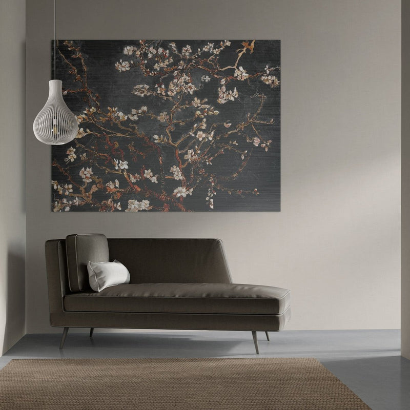 Een hotel chique interieur en de japandi stijl combineren doe je zo. Een modern interieur met een stoere twist aangebracht door het amandelbloesem schilderij te printen op geborsteld aluminium. Deze unieke kunt van Kontoer design valt onder wanddecoratie industrieel.
