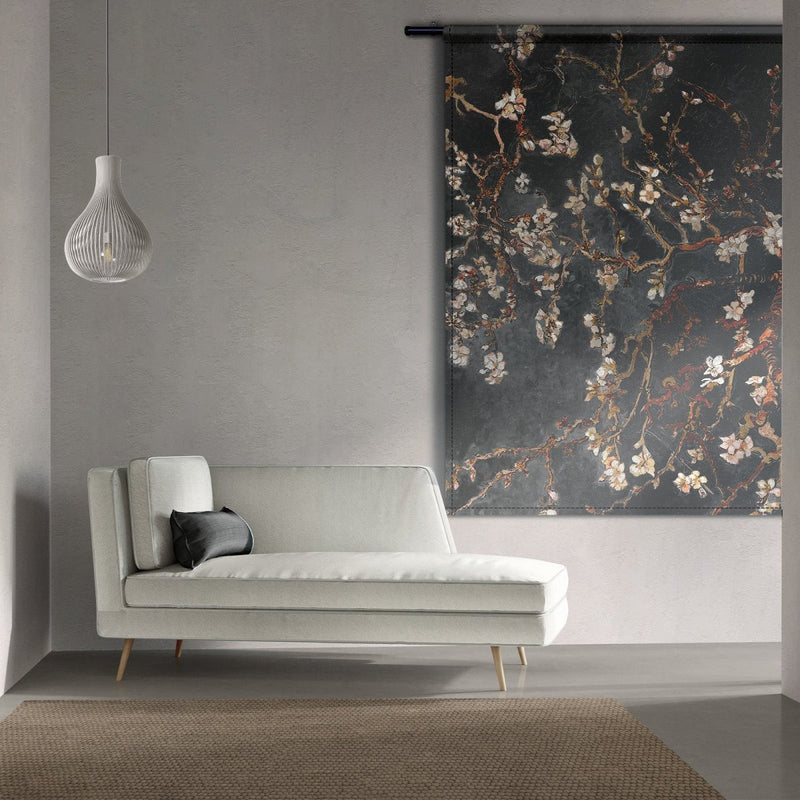 Je ziet hier een groot wandkleed van Kontoer design. Het wandkleed ophangen is simpel met de meegeleverde roede. Dit ontwerp van oude meester vincent van gogh amandelbloesem is gemaakt in eigen ontwerpstudio.