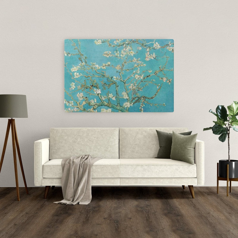 Hier hangt het Amandelbloesem van Vincent van Gogh op canvas schilderij in een Scandinavisch interieur. De blauwe lucht contrasteert erg mooi met de witte muur en de witte bloeiende bloemen komen terug in het interieur van de woonkamer. 