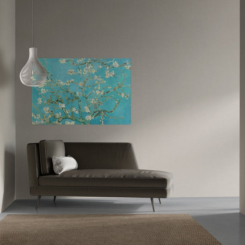 Het Amandelbloesem zie je hier boven de sofa hangen in kleurstelling blauw wit. De bloeiende takken passen perfect in een Japandi interieur zoals dit. 