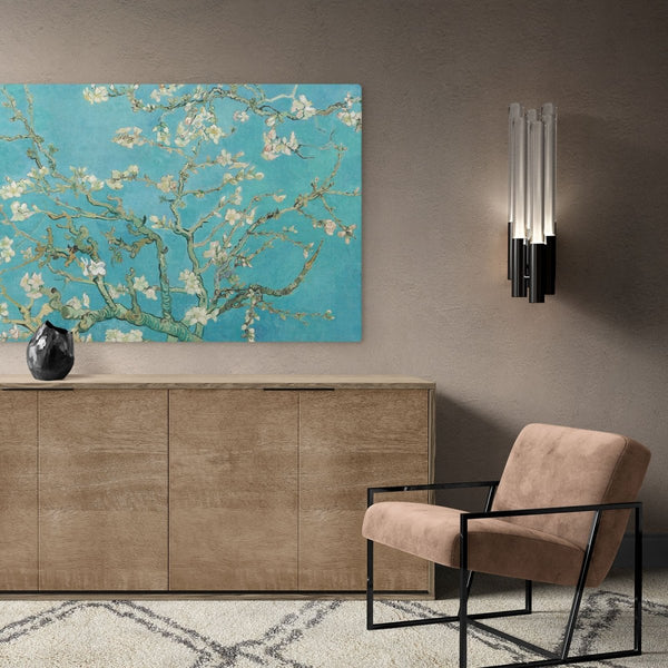 Het Amandelbloesem op canvas hangt hier in de woonkamer. De grote bloeiende takken en de blauwe lucht symboliseren nieuw leven volgens Vincent van Gogh.