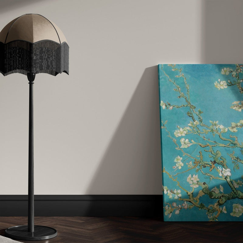 Hier is het Amandelbloesem schilderij van canvas neergezet in de woonkamer in grootformaat. 