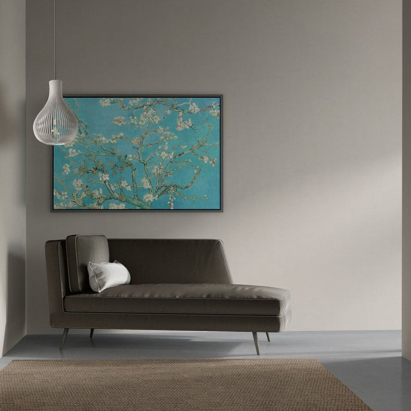 Een Japandi interieur met daarin het perfect gekozen werk van Vincent van Gogh, het Amandelbloesem in canvas met lijst.  Van Gogh was heel erg bezig met het Japonisme, wat goed te zien is in dit meesterwerk. 