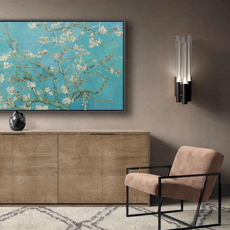 Een Amandelbloesem in het breed op canvas met baklijst. Hier hangt het werk van Vincent van Gogh in een chique inrichting. Het werk met de bloeiende takken en blauwe lucht is een échte blikvanger voor iedere woonkamer. 