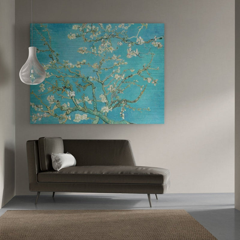 Amandelbloesem met blauwe lucht en grote bloeiende takken op groot formaat in een Japandi woonkamer.