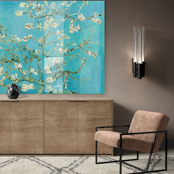 Het prachtige Amandelbloesem van Vincent van Gogh op plexiglas, dat zie je hier boven het dressoir in een prachtig interieur hangen. 