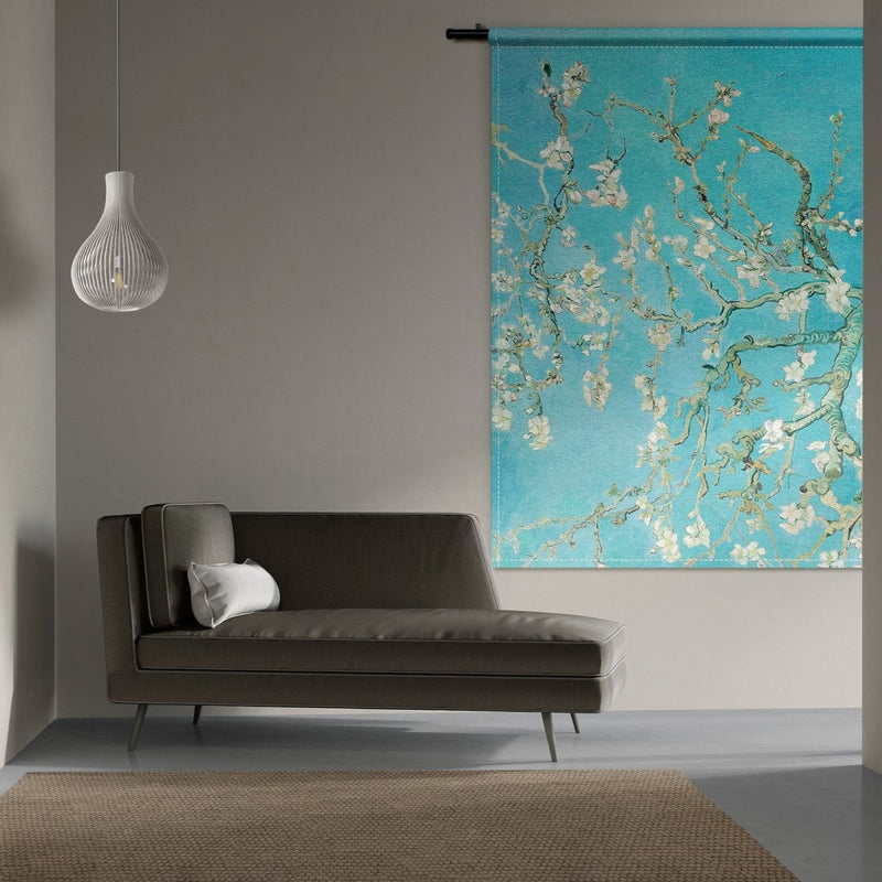 Grote bloeiende takken en een blauwe lucht, we hebben het natuurlijk over het Amandelbloesem op wandkleed in een Japandi inrichting. 
